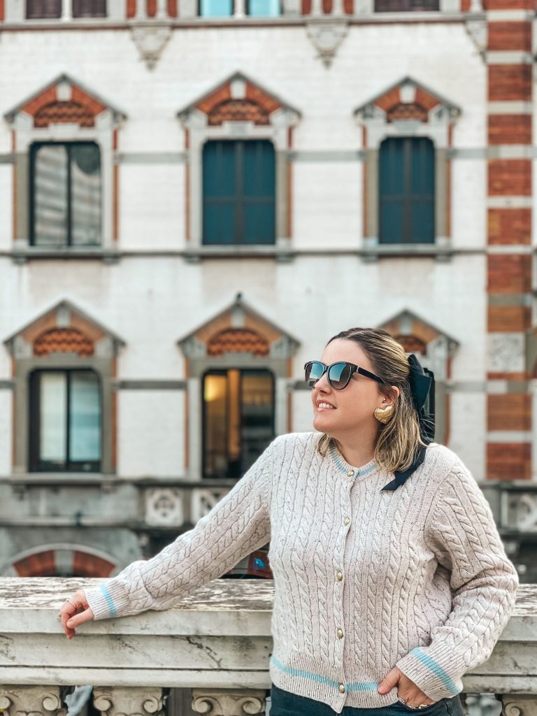 Stile parigino in poche mosse: cardigan e fiocco nei capelli // OOTD