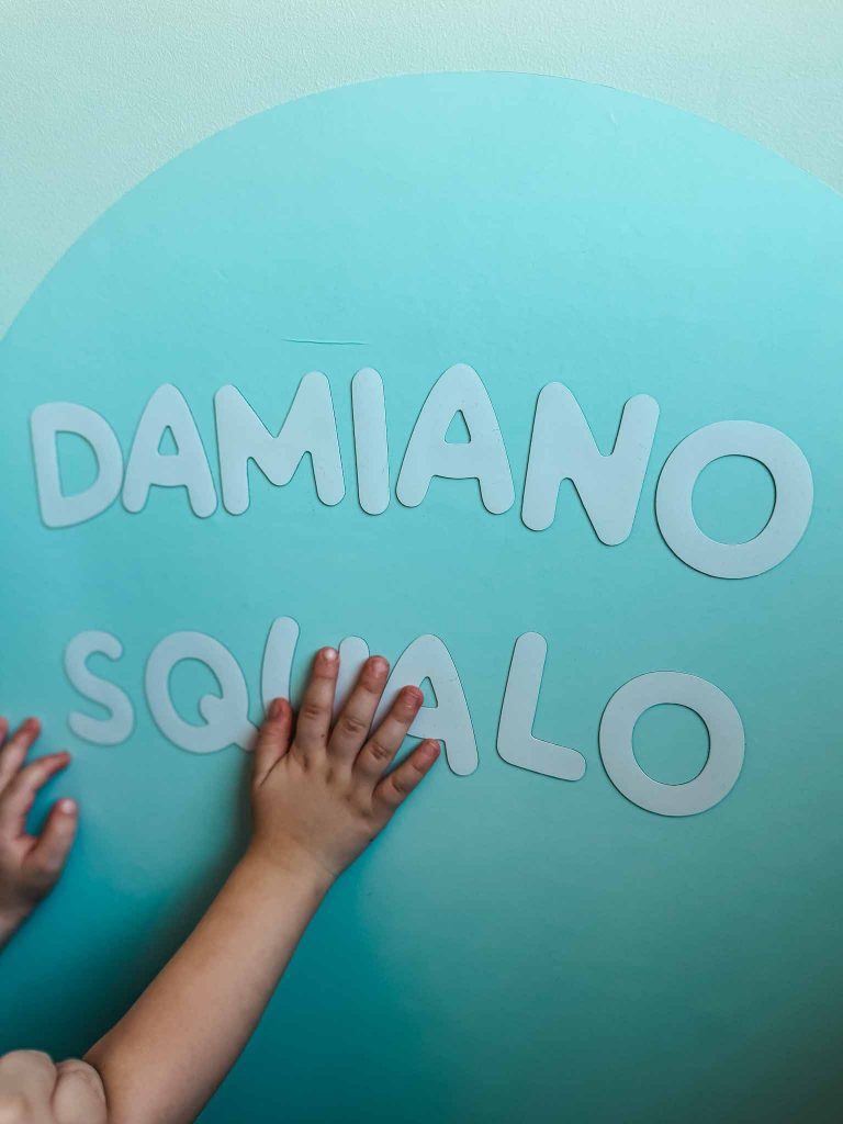 Lavagna magnetica: la cameretta prende forma